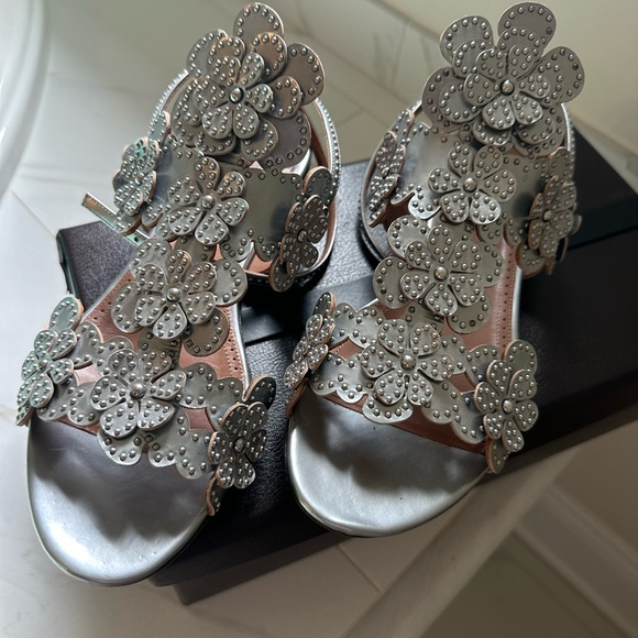 Alaia silver leather floral flat sandals 👡 - Picture 2 of 6